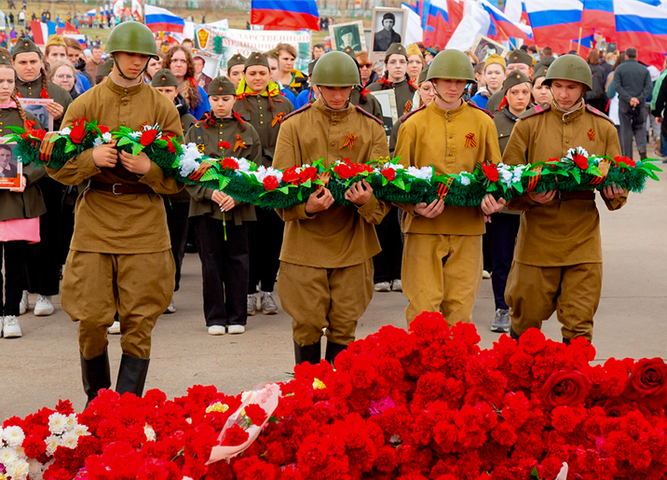 Возложение гирлянды на мемориал Славы