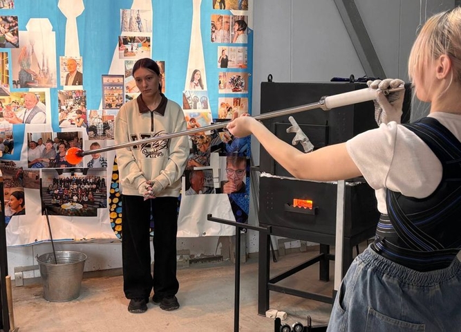 Волшебство огня и стекла: студенты-дизайнеры варят и выдувают стекло!