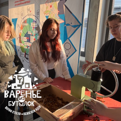 Варим стекло, обжигаем идеи: как прошла встреча подростков в стеклодувной мастерской