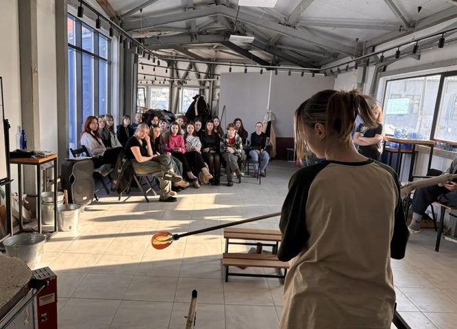 Варим стекло, обжигаем идеи: как прошла встреча подростков в стеклодувной мастерской