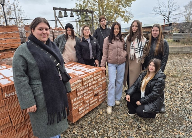 Студенты и преподаватели Филиала приняли участие в работе мастерской «Именной кирпич»