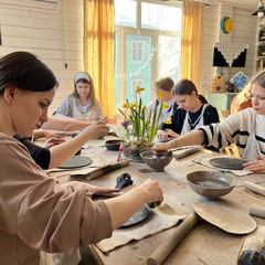 Занятие по лепке в мастерской «Гнездо»