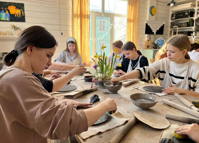 Занятие по лепке в мастерской «Гнездо»