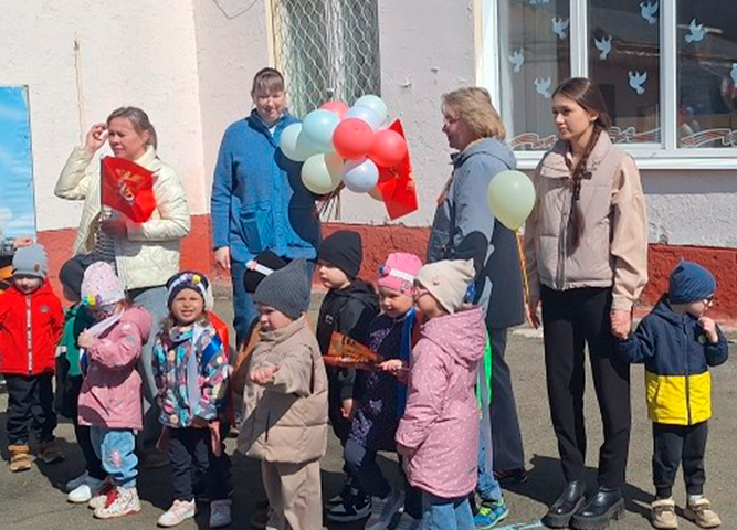 Дошкольники вышли на праздничный парад