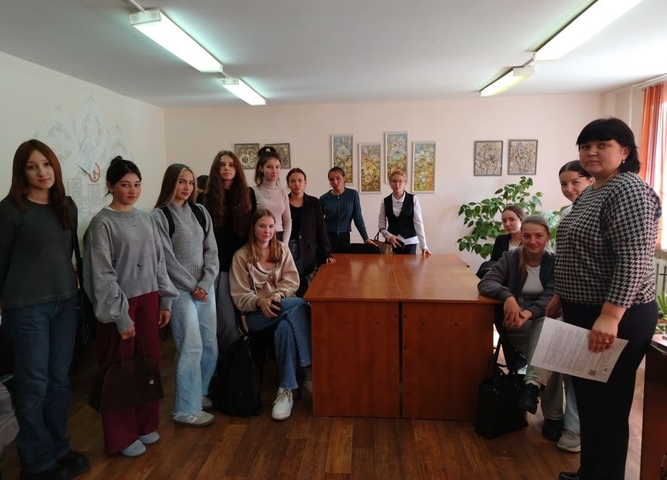 «Открывая двери библиотеки: Экскурсия для новых читателей»